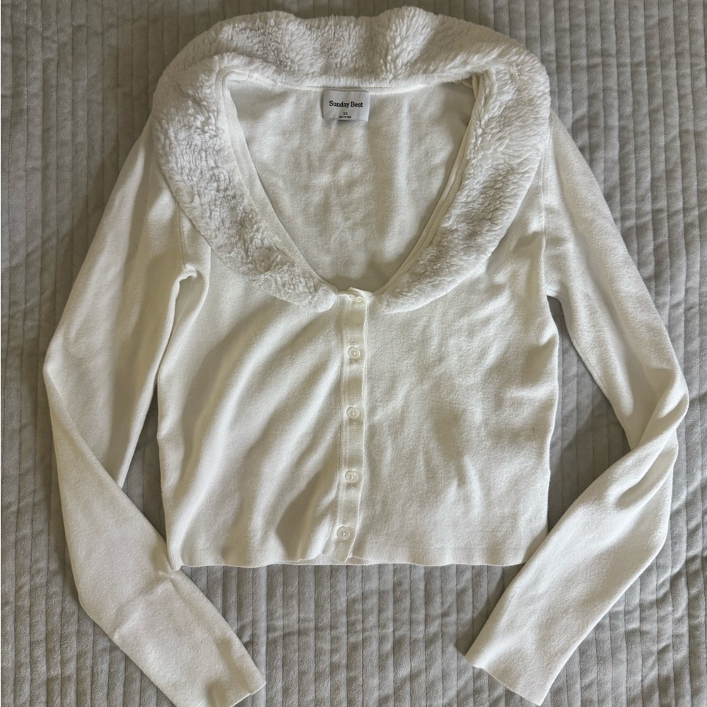 Aritzia Sunday best White cropped cardigan with faux fur collar #winterfashion